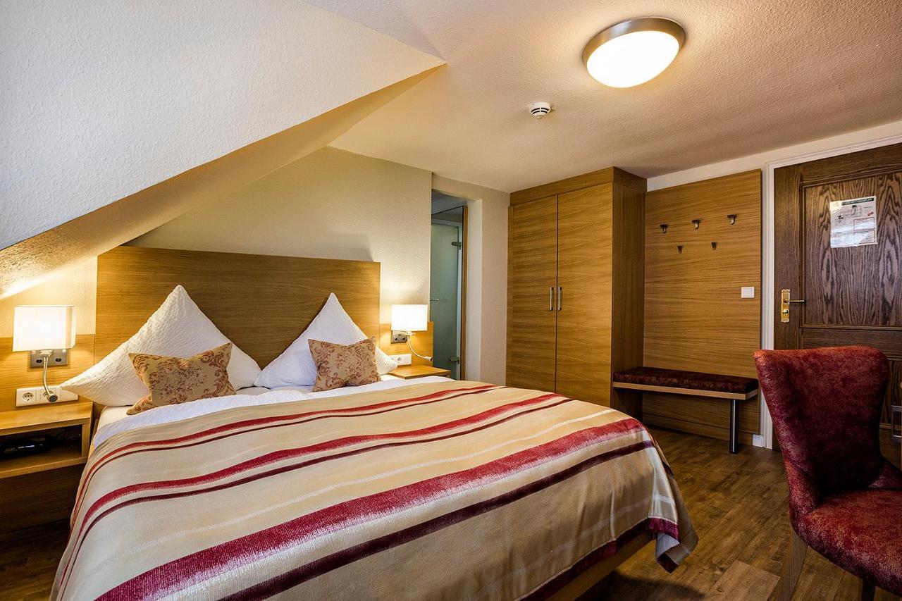 Hotel Neuwarft Altbau ดาเกอบึล ภายนอก รูปภาพ
