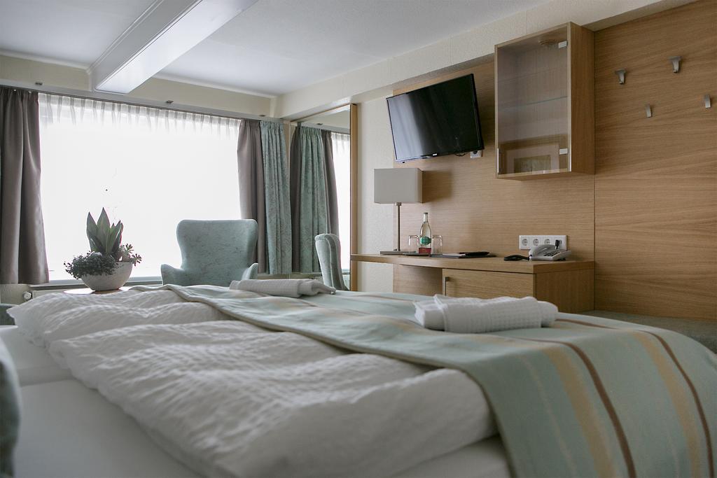 Hotel Neuwarft Altbau ดาเกอบึล ห้อง รูปภาพ